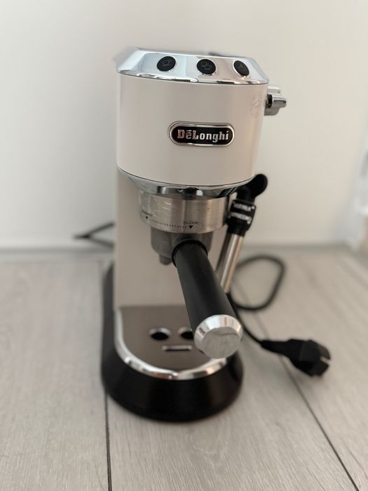 Espressoare manuale Dedica Metallics DeLonghi