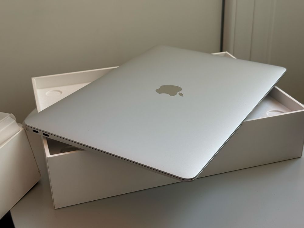 Apple Macbook Air M1 Silver 8GB/256GB - Като НОВ, 69 зареждания!