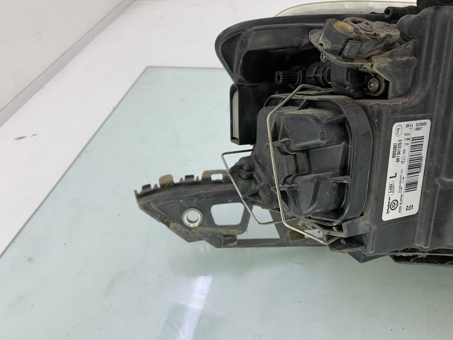 Dezmembrez Far stanga de pe VW POLO 6R 2012