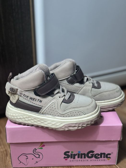 Продам демисезонные кросовки.