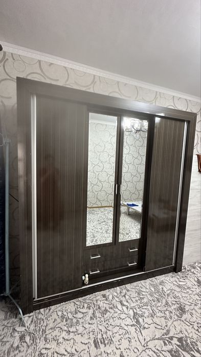 Yaxshi xolatdagi shkaf yaxshi taxtadan yasalgan