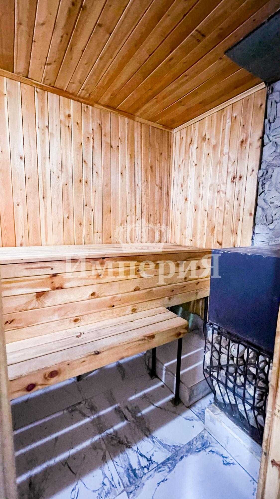 Дом в самом центре, Константин Империя