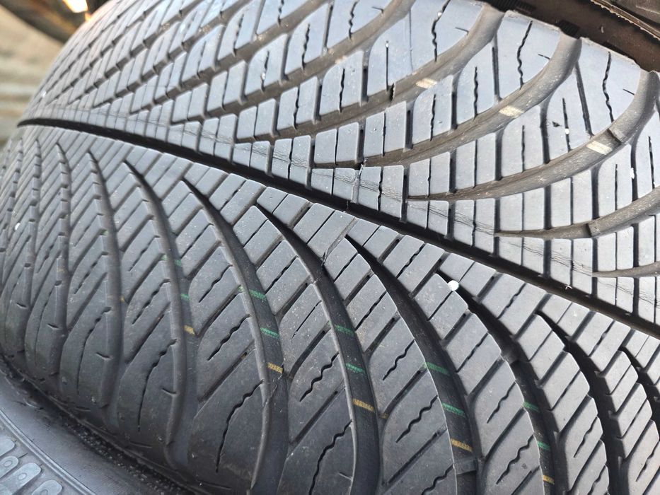 2бр Всесезонни гуми 215 55 17 - Goodyear