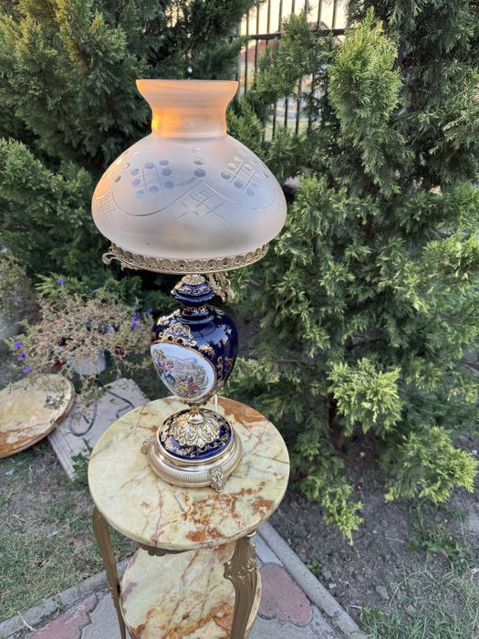 Lampa deosebita din portelan pictat si ornamente din metal aurit
