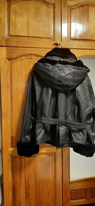 ЗИМНО,ДАМСКО,КОЖЕНО ЯКЕ.Естествена кожа,топла качулка,която се сваля.