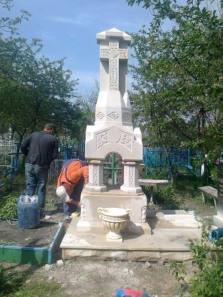 Monumente Cruci din piatra naturala de Vama