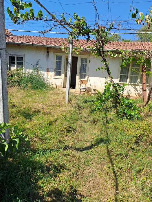 Продавам две малки къщички в с. Багренци.