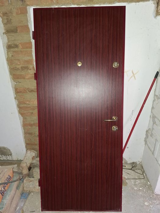 Ușă de apartament