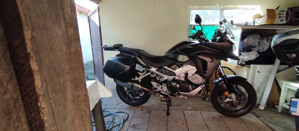 Honda VFR800X crossrunner - Akrapovic omologat, quickshifter, sidecase