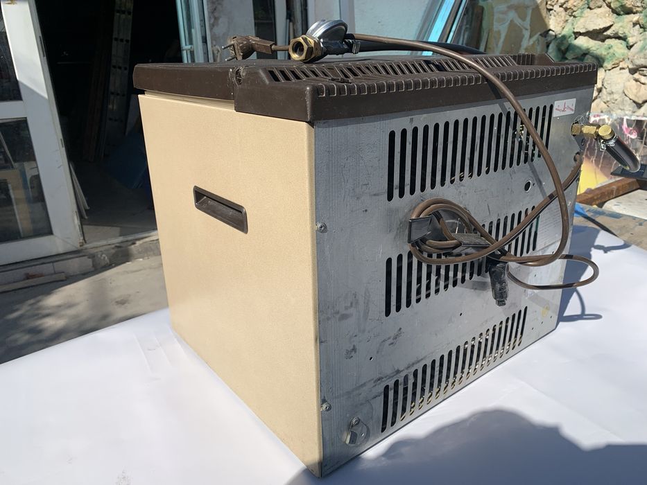 Продавам хладилник на ток 220v, 12v, газ 40 л Electrlux