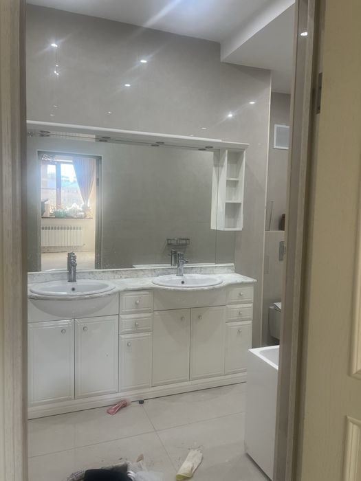 Двойная раковина с двумя смесителями и большим зеркалом с подсветкой .