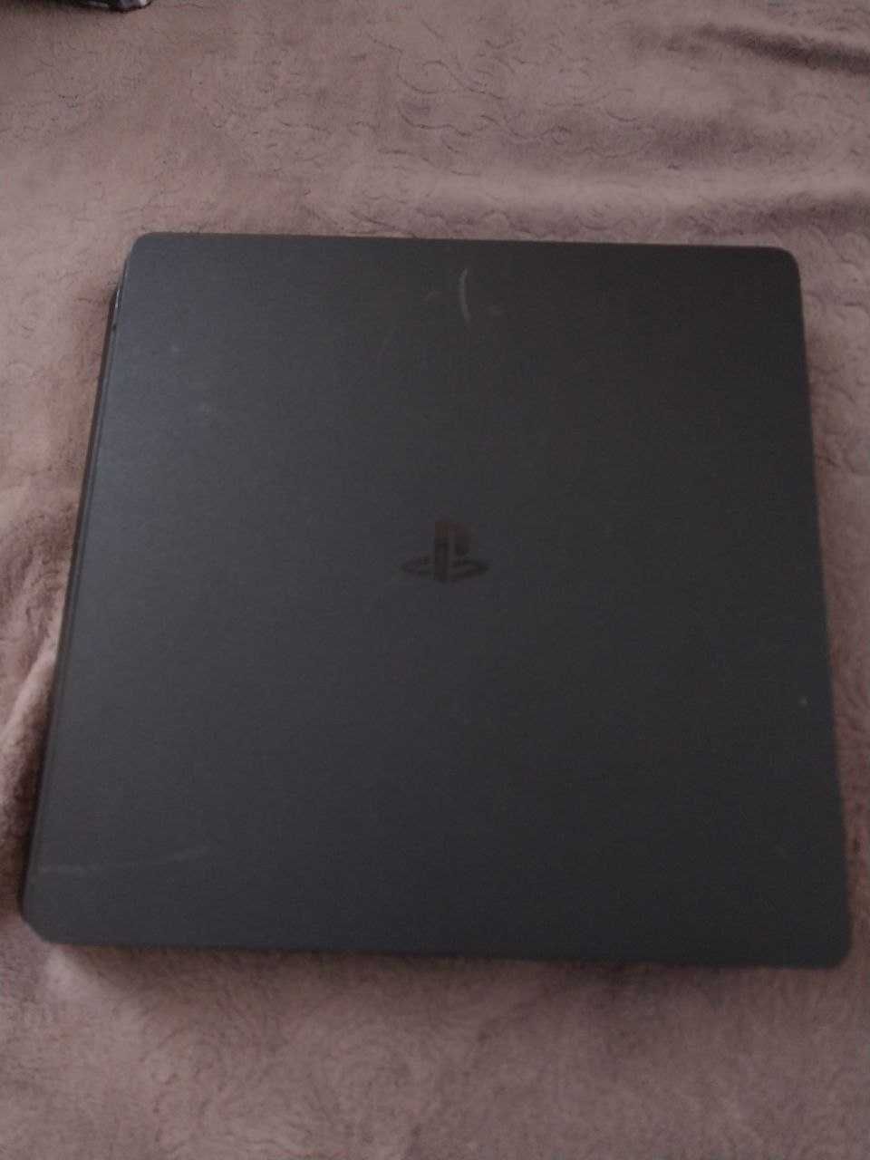 Продаю Playstation 4 Slim с 4 геймпадами и с самыми популярными играми