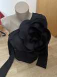 Bluza cu umarul gol si floare