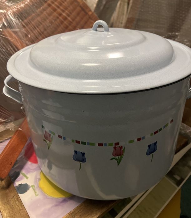 Продам кастрюлю эмаль