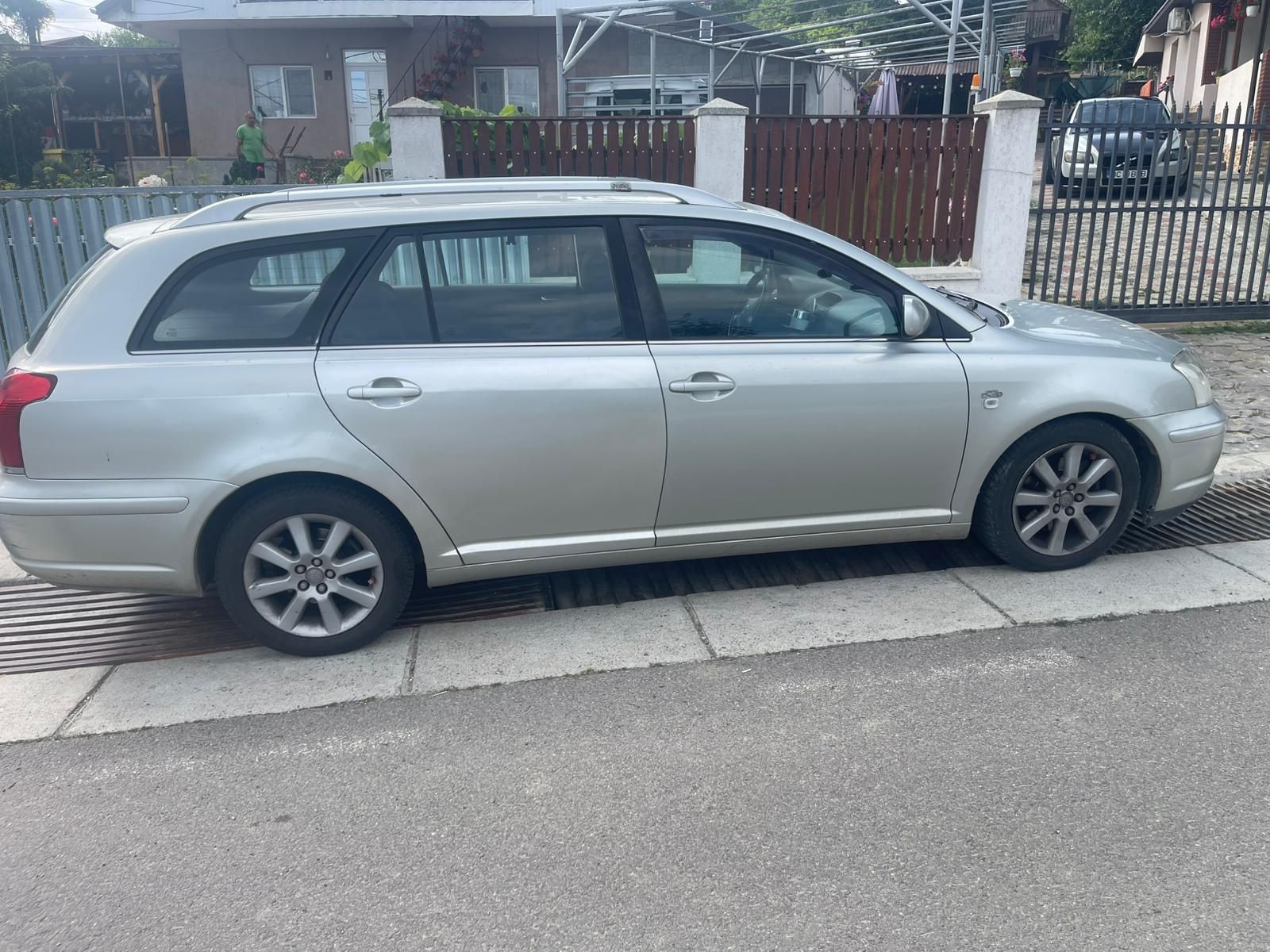 Vând sau dezmembrez Toyota Avensis