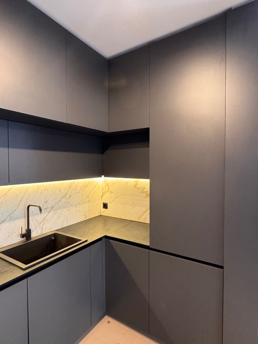 Напълно оборудвана кухня за вграждане с всички ел. уреди