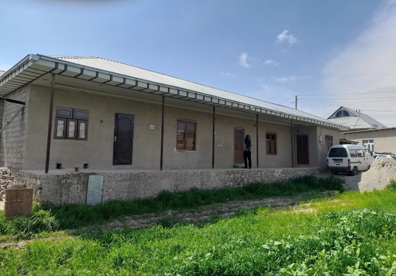 Uy hovli sotiladi 3 xonali 2 qavati kuxnisiyam bor 2ta yertoʻlayam bor