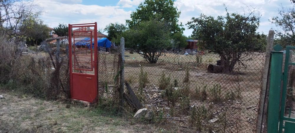 Продавам дворно място 800кв.м. в регулация и ПУП