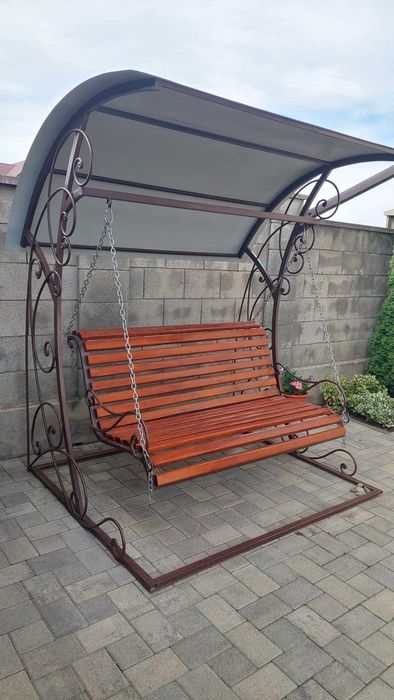 Vând leagăn de lemn cu structura din metal