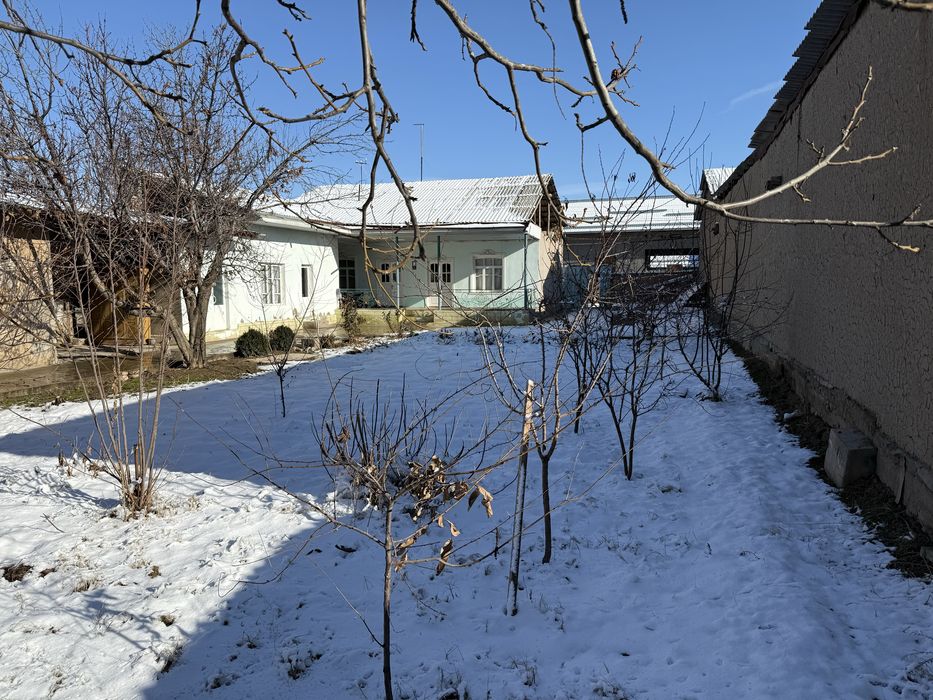 Uy sotiladi 8 sotik 4 hona remon qilingan gaz svet suv dan muamo yo’q