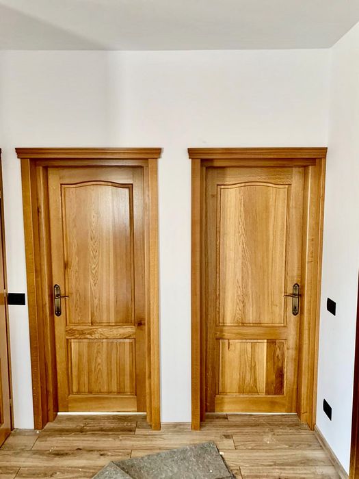 Uși lemn masiv stratificat, premium, eleganțǎ și calitate autentică.