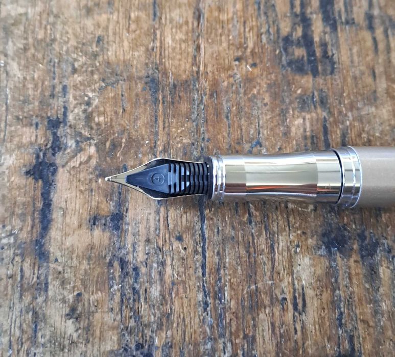 писалка Пеликан Pelikan бежова и сребрист метал в кутия