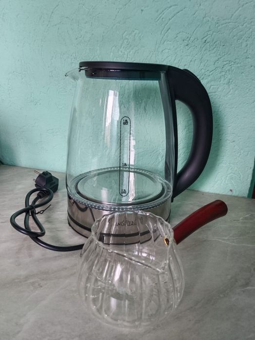 Продам новый электрический чайник + молочник в подарок