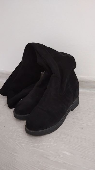 Сапожки-чулки,чёрного цвета.