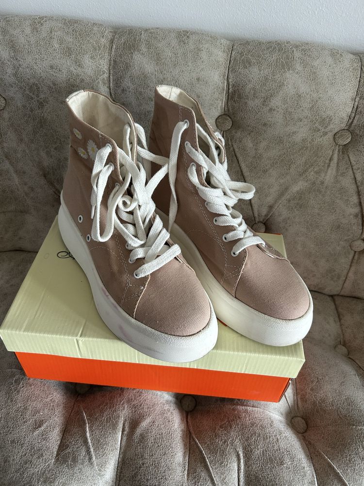 Adidasi dama Bershka