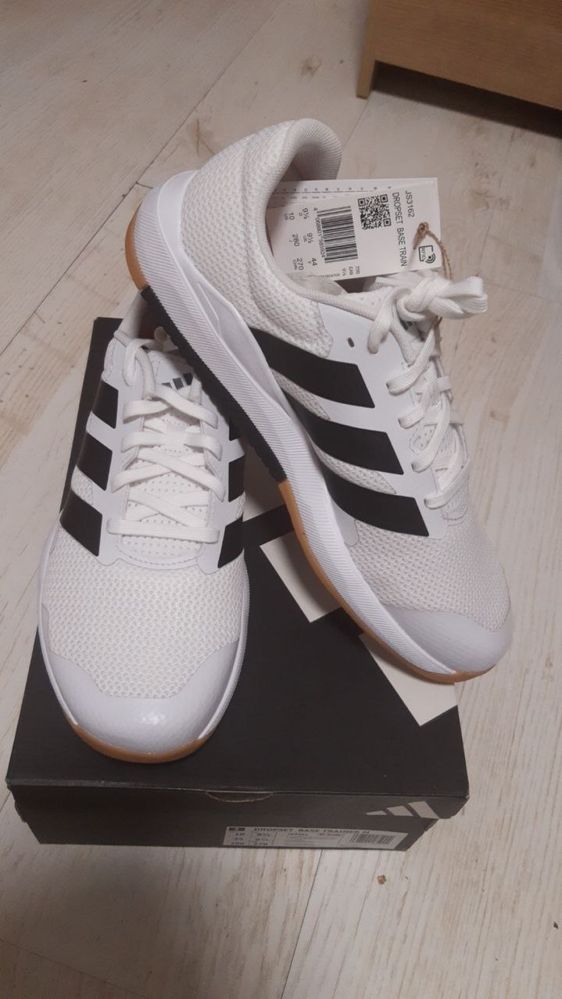 Adidas чисто нови Обувки
