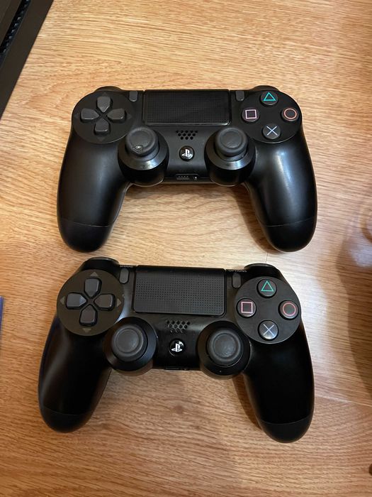 PlayStation 4 Slim 1TB, два джойстика и 10 игри