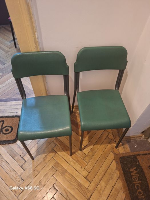 Vând 40 de scaune foarte rezistente