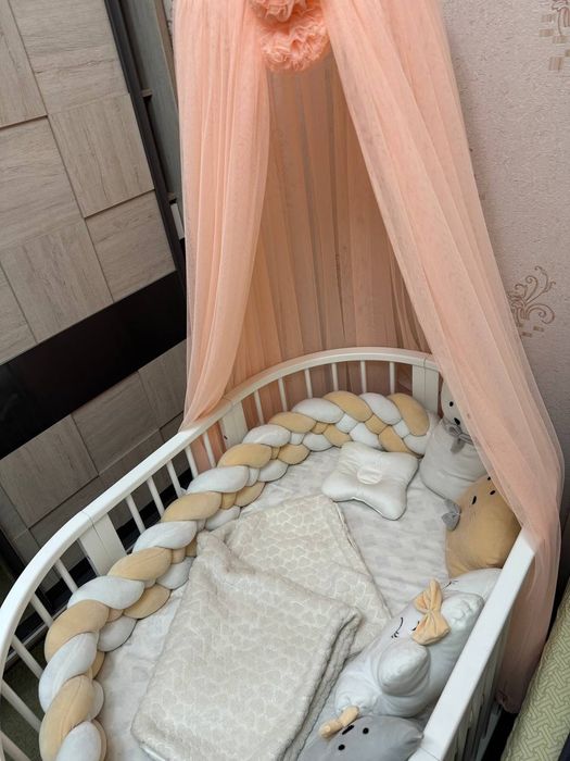 продаю детскую кроватку с игрушками