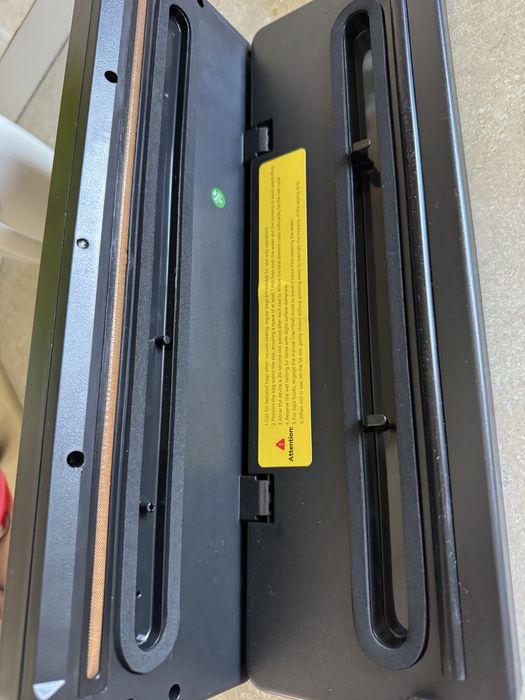 Nou! Aparat de vidat si sigilat alimente