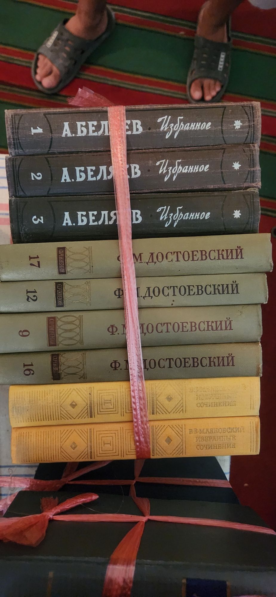 Продаются книги художественной литературы.