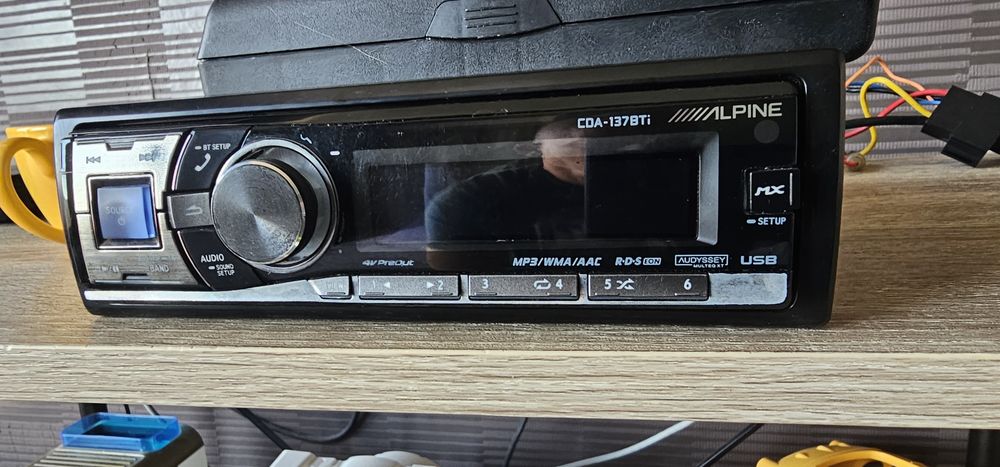 Продавам Alpine CDA - 137BTi