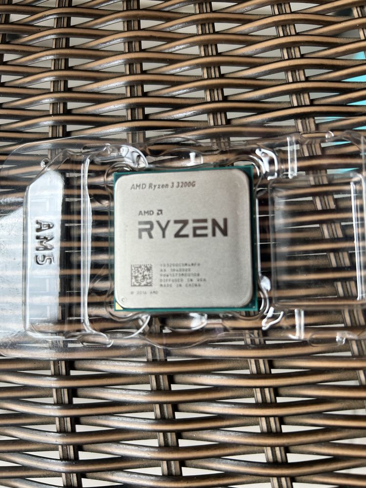 Procesor AMD RYZEN 3 3200G, Cooler WRAITH si RAM DDR4 2400GHZ