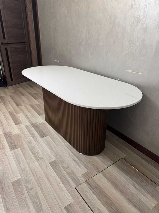 Стол из натурального дерева