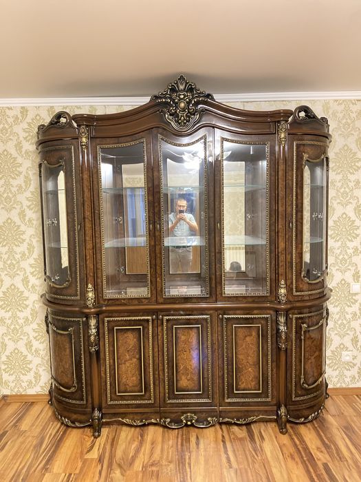 Шкаф для гостинной в хорошем состоянии