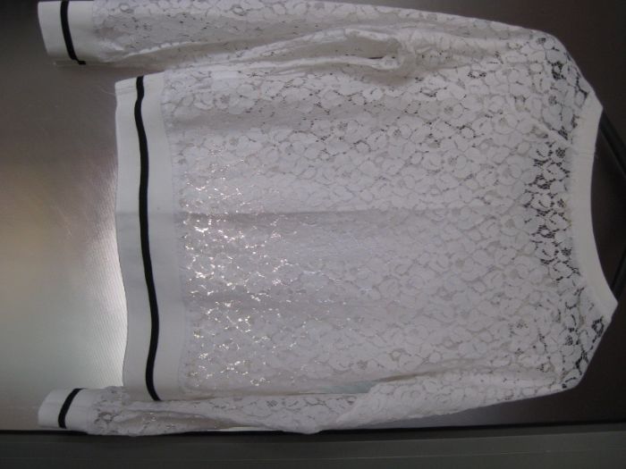 Бяла дантелена блуза с дълъг ръкав