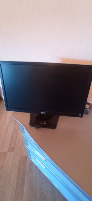 Продам монитор LG 20 диагональ, б/у в рабочем состоянии