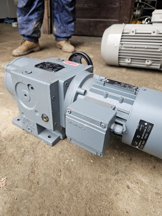 Vând motor electric cu reductor