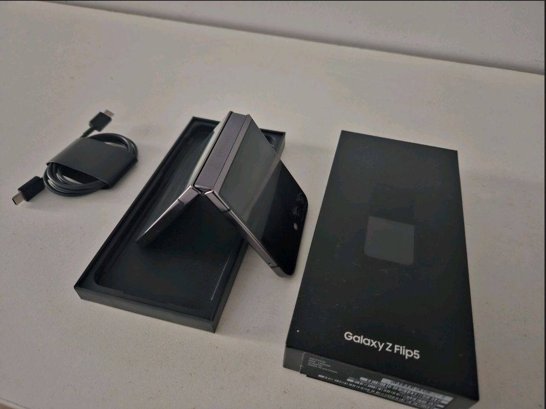 Samsung Galaxy Z flip 5 256GB