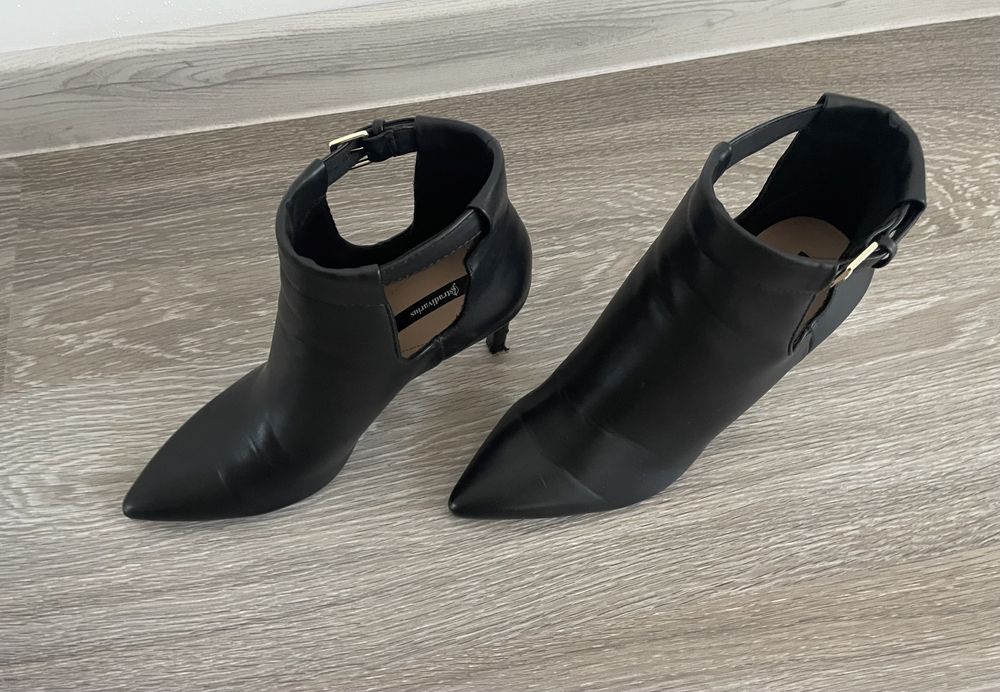 Botine decupate Stradivarius