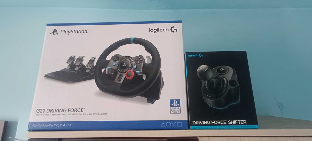 Геймърски компютър с кормило и педали и скоростен лост