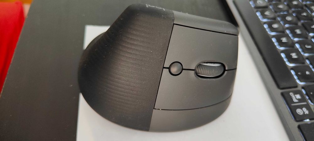 Mouse Logitech Lift vertical mana dreapta