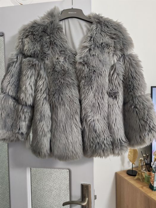 Меко сиво палто с изкуствен косъм