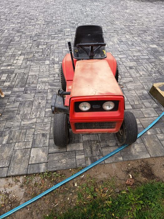 Tractoras tuns iarba .