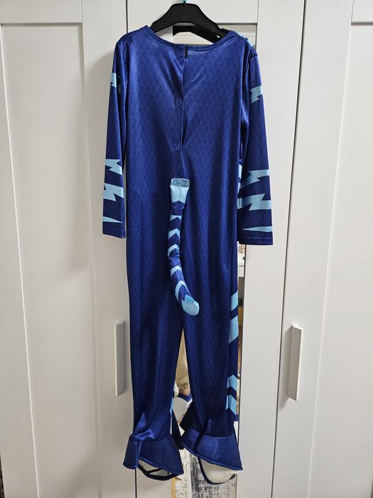 Продавам оригинален детски костюм на PJ Masks