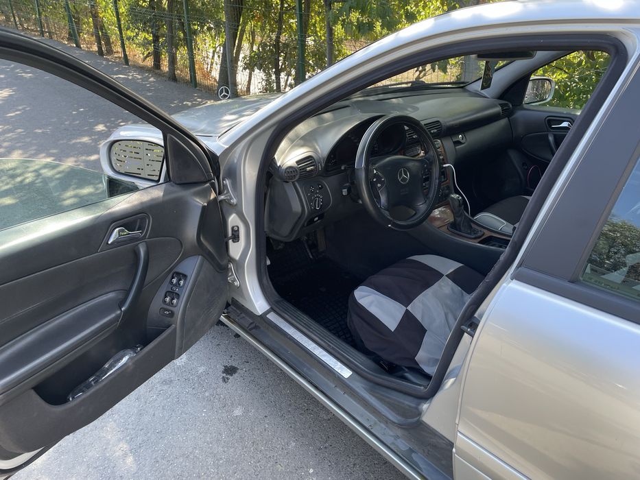 Mercedes-Benz C220D din 2004 masina arata si functioneqza imbecabil